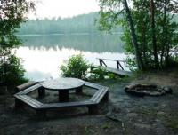 Площадка для пикника на берегу озера "Мини"